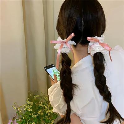 在角落，主教身边